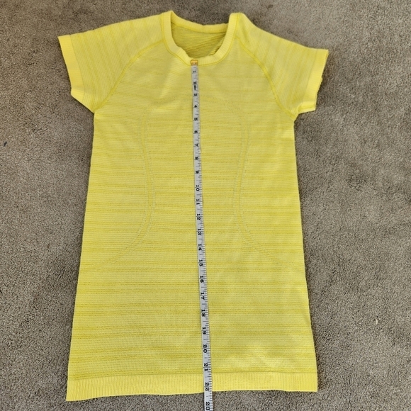 Lululemon Run: Swiftly Tech Short Sleeve Yellow Gym Workout Yoga T-shirt Size 6 - Picture 7 of 8